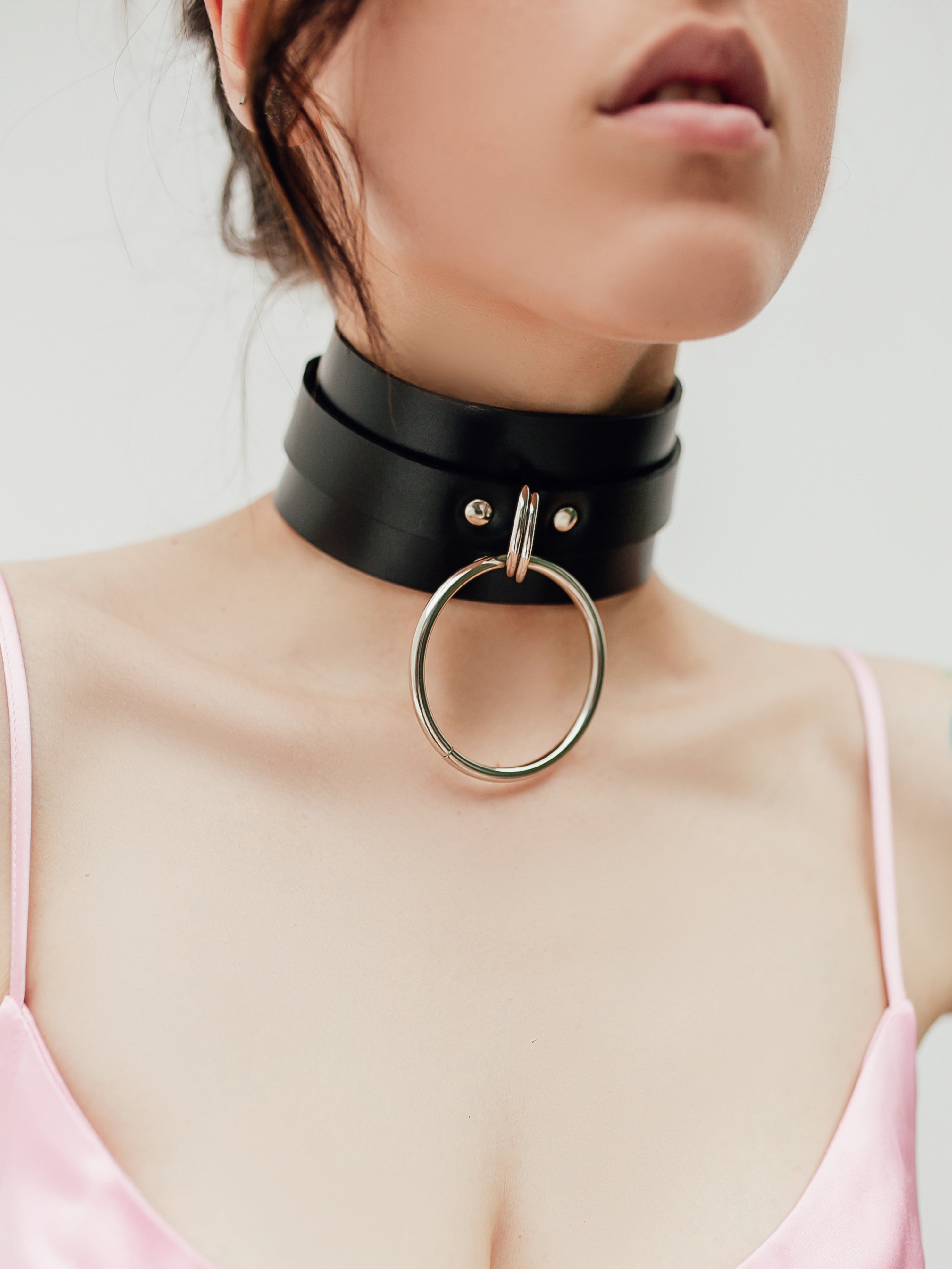 Wide leather chocker with o ring Wide leather chocker with o ring